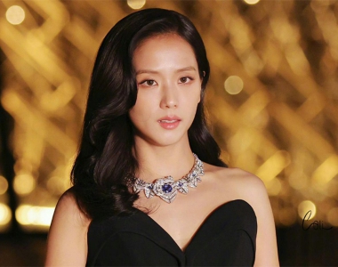 众星佩戴卡地亚珠宝作品出席卢浮宫“Le Grand Dîner du Louvre”慈善晚宴