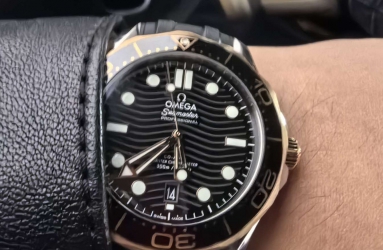 还是这款更打动我  欧米茄海马300间金黑