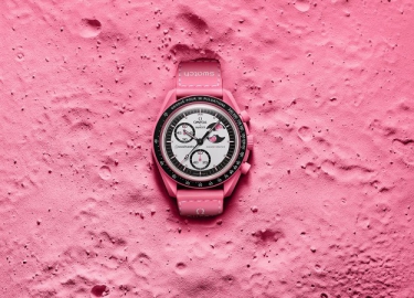隆重介绍斯沃琪 BIOCERAMIC MOONSWATCH 系列 MISSION TO THE PINK MOONPHASE 腕表：向四月的迷你满月致敬