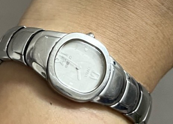 陪伴了我八年的它  小巧玲珑精工腕表