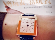 #把多元形态戴在腕间# 纤薄、简约、优雅的方表——伯爵Altiplano红金白盘
