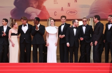奥斯汀·巴特勒(Austin Butler)佩戴百年灵机械计时腕表32 亮相戛纳国际电影节，尽显摩登复古的经典格调