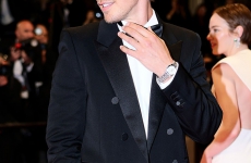 奥斯汀·巴特勒(Austin Butler)佩戴百年灵机械计时腕表32 亮相戛纳国际电影节，尽显摩登复古的经典格调