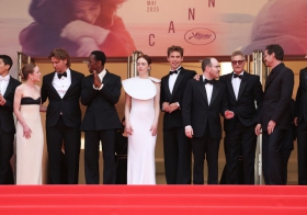 奥斯汀·巴特勒(Austin Butler)佩戴百年灵机械计时腕表32 亮相戛纳国际电影节，尽显摩登复古的经典格调