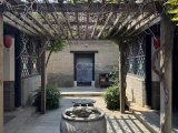 戴着爱表游古建筑  欧米茄海马AT150