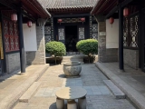 戴着爱表游古建筑  欧米茄海马AT150