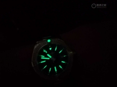因为游戏选择这一款  百年灵复仇者GMT
