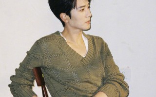 演员彭冠英佩戴欧米茄海马300米潜水表  演绎复古雅致风