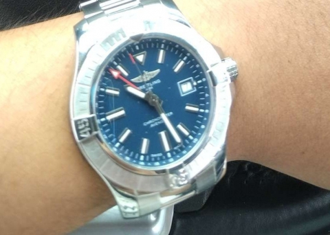 因为游戏选择这一款  百年灵复仇者GMT