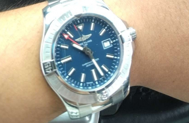 因为游戏选择这一款  百年灵复仇者GMT