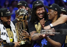 蒂芙尼祝贺俄克拉荷马城雷霆队赢得NBA总决赛冠军 荣获拉里·奥布莱恩奖杯