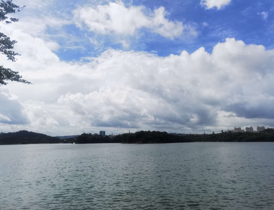 站在湖边看风景
