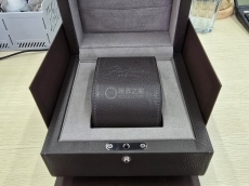 肃静典雅理性的美  格拉苏蒂原创议员大日历月相