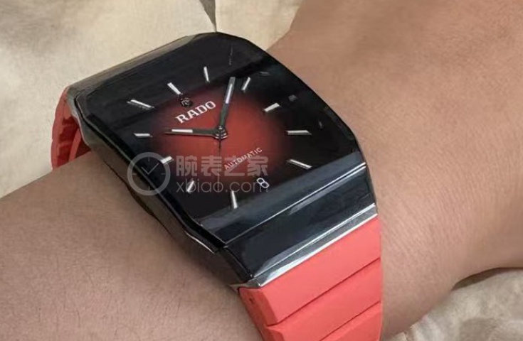 雷达拱形最适合夏日的腕表  “西柚红”上手太粉嫩了