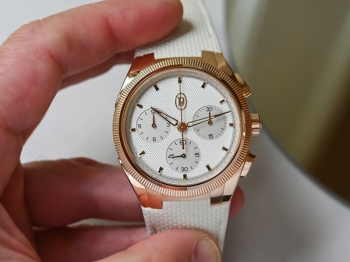 帕瑪強(qiáng)尼推出Tonda PF Sport Chronograph玫瑰金砂巖色腕表