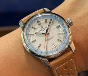小百首款自制大三针机芯的全新Top Time腕表