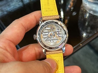 小百首款自制大三针机芯的全新Top Time腕表