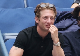 Jeremy Allen White身着路易威登亮相美国公开赛