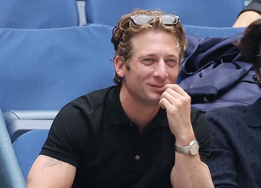 Jeremy Allen White身着路易威登亮相美国公开赛
