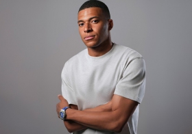 HUBLOT宇舶表携手品牌大使、足坛巨星 基利安·姆巴佩（Kylian Mbappé）发布全新 经典融合欧洲冠军联赛钛金腕表：一表制胜