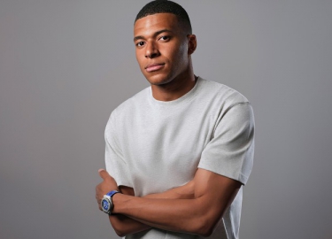 HUBLOT宇舶表携手品牌大使、足坛巨星 基利安·姆巴佩（Kylian Mbappé）发布全新 经典融合欧洲冠军联赛钛金腕表：一表制胜