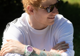 IWC万国表为艾德·希兰(Ed Sheeran)打造专属大型飞行员万年历腕表，灵感源自新专辑《PLAY》