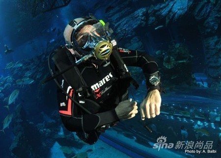 世界潜水冠军Gianluca Genoni为嘉宾展示精彩的潜水特技表演
