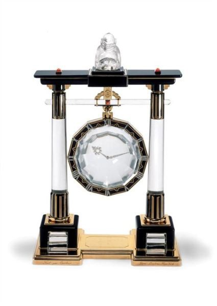 卡地亚Large Portique Mystery Clock钟表，卡地亚巴黎，1923年。黄金、白金、水晶、珊瑚、玛瑙、搪瓷、玫瑰花形琢型钻石。