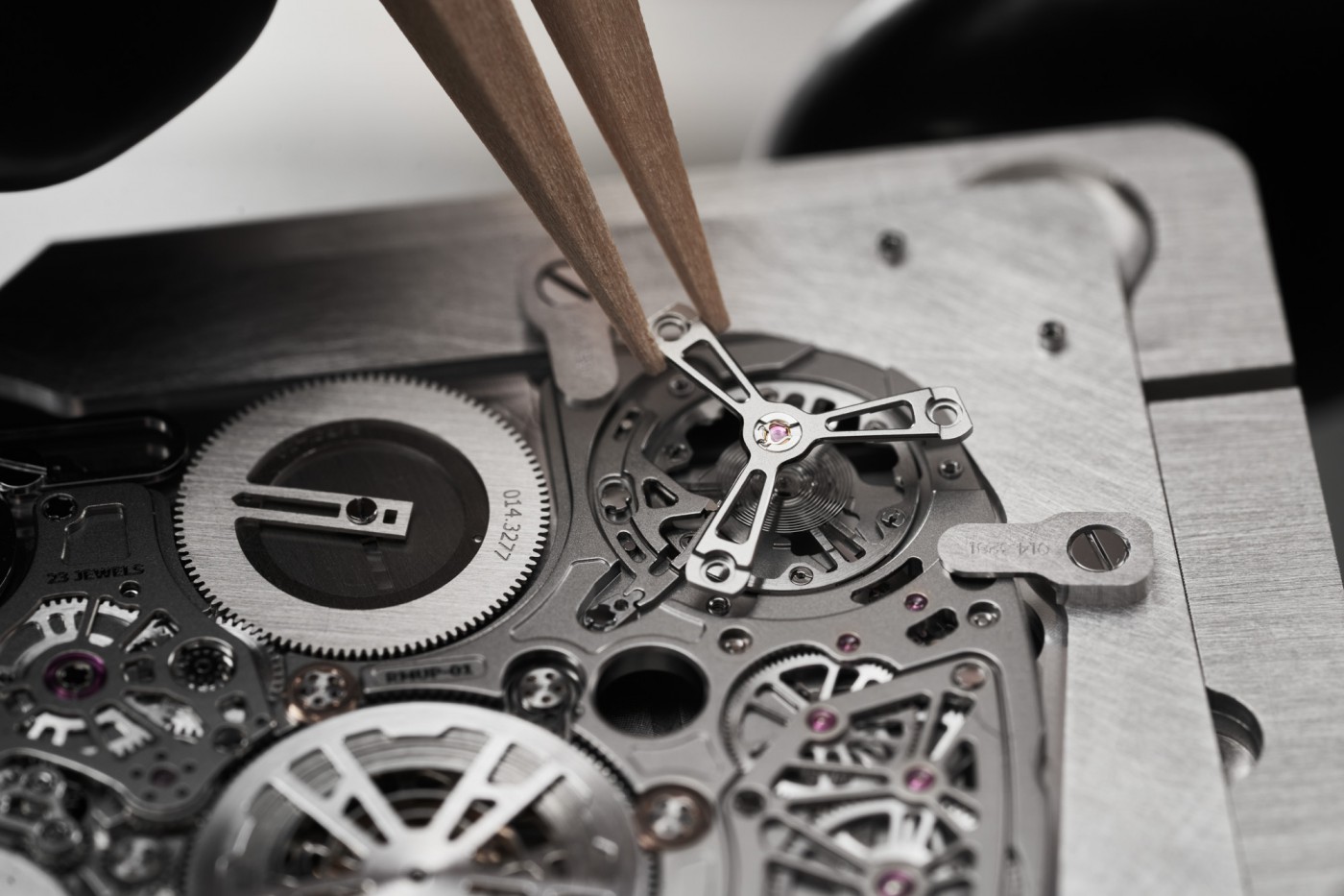 法拉利携手理查德打造全球最薄腕表，双叒叕破纪录了