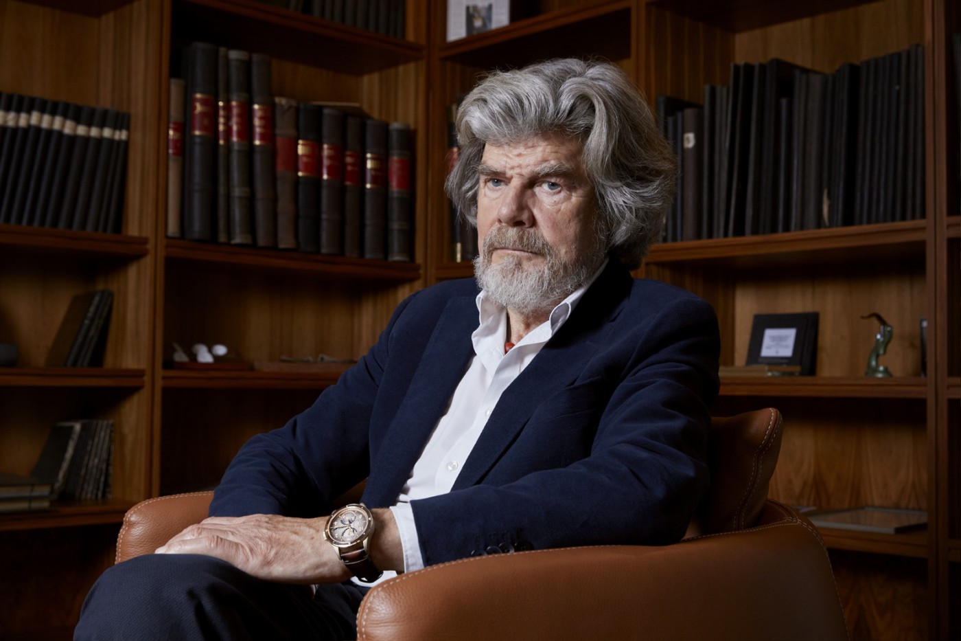 莱因霍尔德·梅斯纳尔（Reinhold Messner）佩戴全新万宝龙1858系列南北半球世界时腕表 大漠棕限量款（全球1858枚）_1-1.jpg