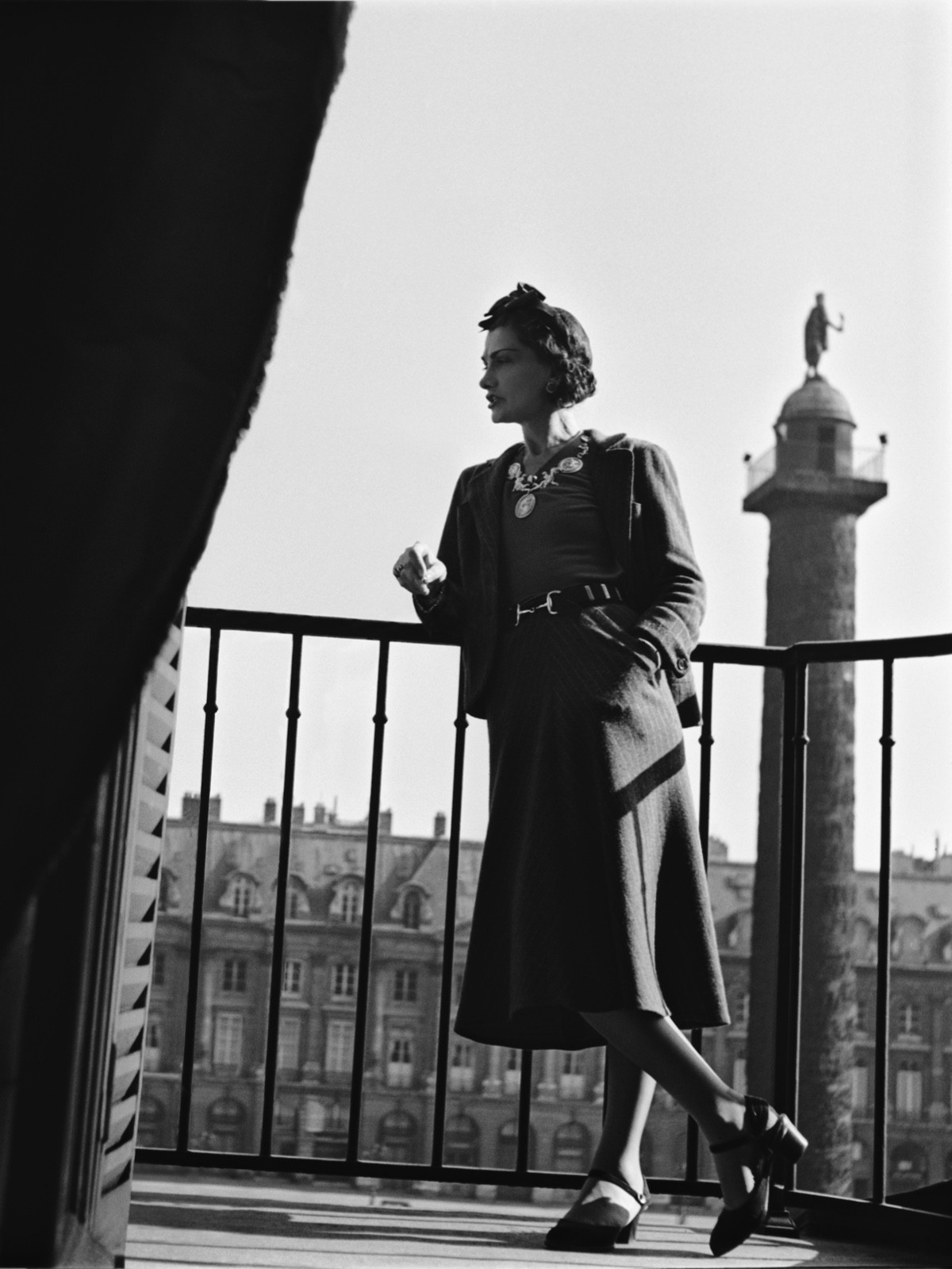 5 Gabrielle Chanel香奈儿女士于巴黎丽兹（ Ritz）酒店套房阳台上，照片为拍摄于1937年，拍摄及版权拥有者：Roger Schall©Collection Schal 2.jpg