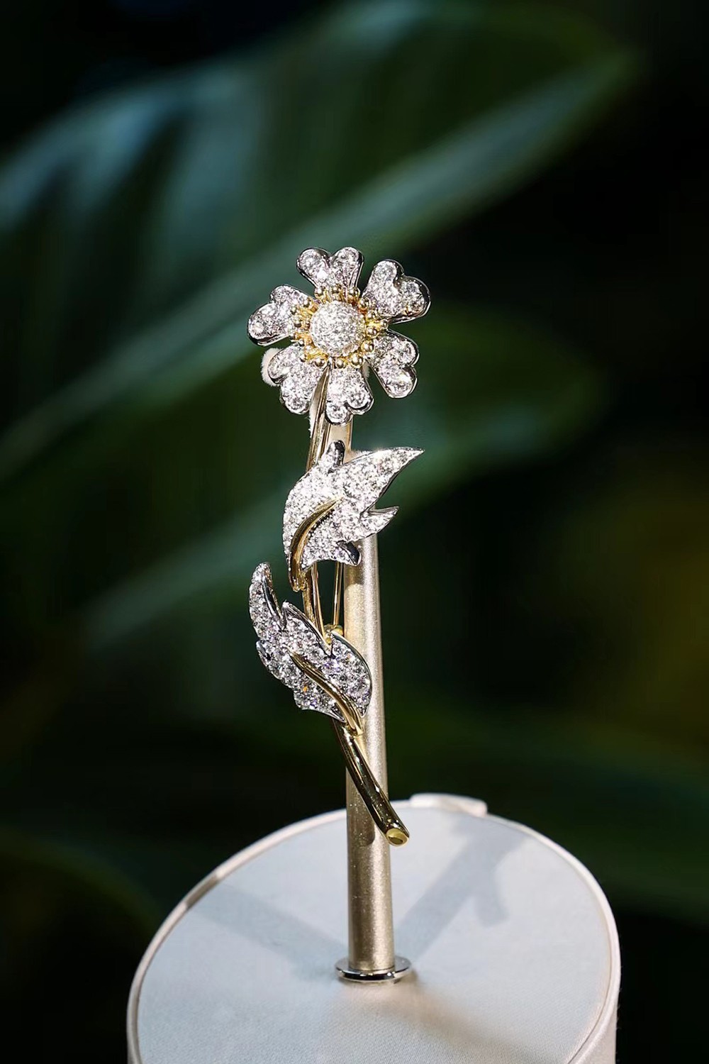 18K黄金及铂金镶钻雏菊造型胸针，来自Tiffany & Co. 蒂芙尼Schlumberger高级珠宝系列.jpg